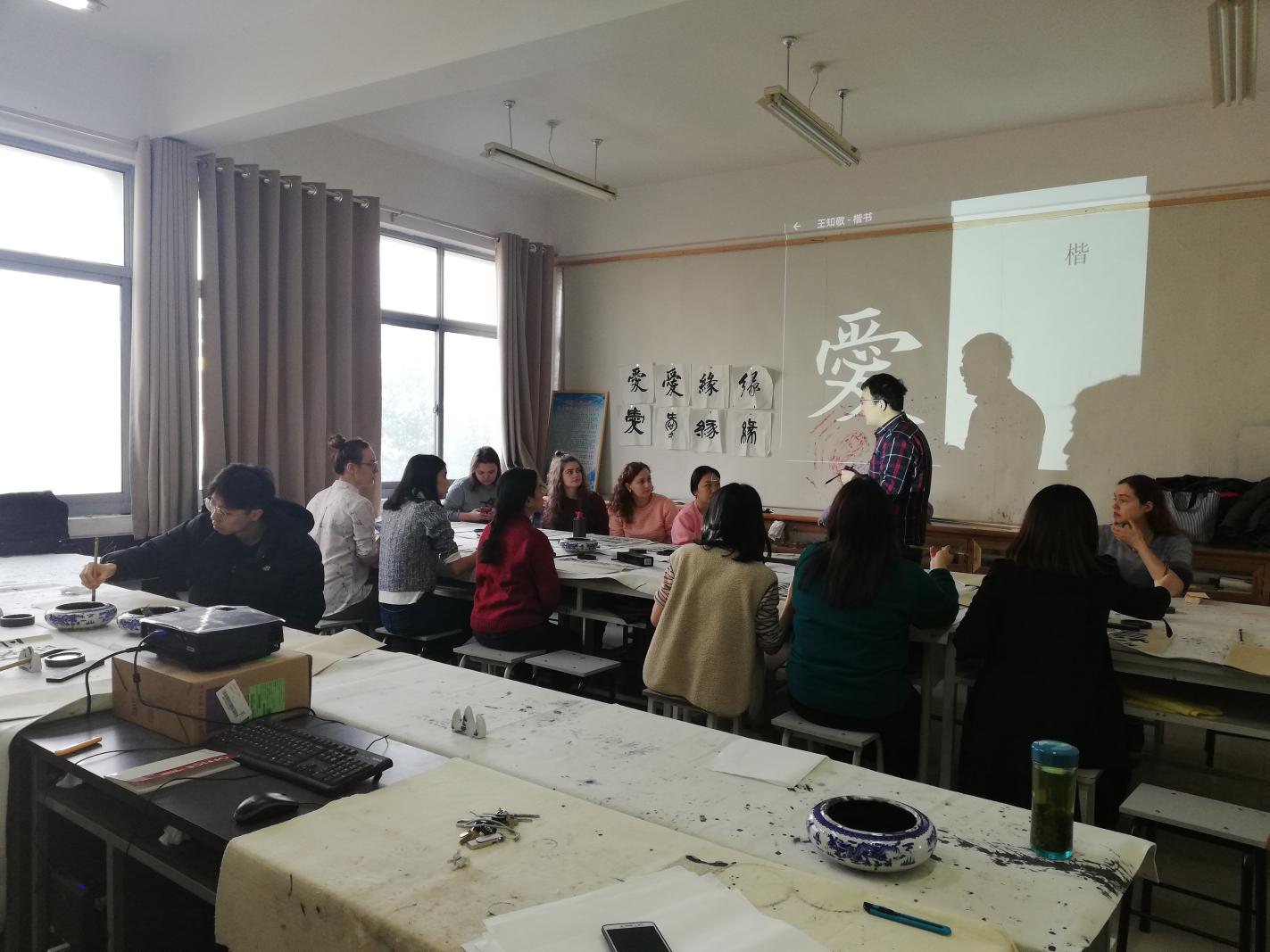 翰墨傳情，文化交融——留學(xué)生中國(guó)傳統(tǒng)書法體驗(yàn)活動(dòng)在龍湖印社研究所成功舉辦